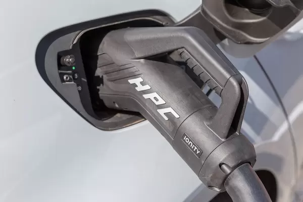 HPC-Stecker IONITY: High-Power-Charging-Ladestecker an ein Elektroauto angeschlossen