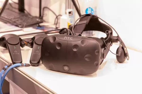 HTC VIVE Headset und Controller auf einem weißen Tisch