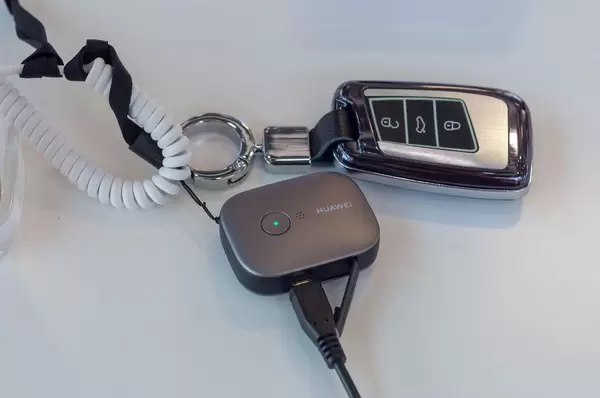 Huawei Locator und ein Autoschlüssel