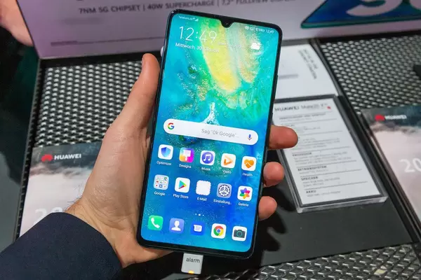 Huawei Mate 20X 5G co-engineered with Leica in the hand of a man displayed at Digital X in Cologne