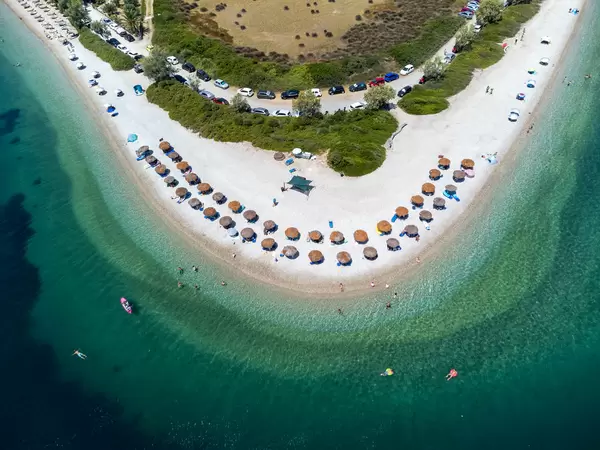 Hufeisenförmiger Strand mit türkisblauem Meer: Luftbild auf der griechischen Insel Alonissos