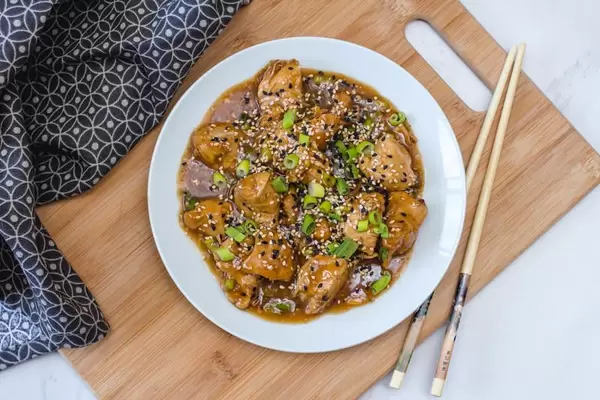 Hühnchen in Teriyaki Soße mit Frühlingszwiebeln und Sesam Samen