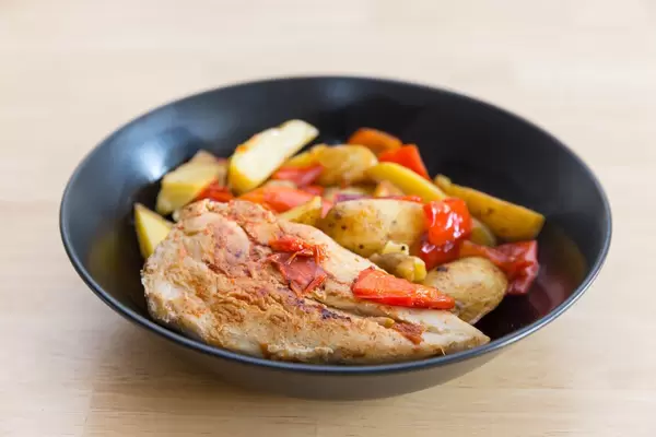Hühnchenbrust mit Paprika und Kartoffeln  - Nahaufnahme