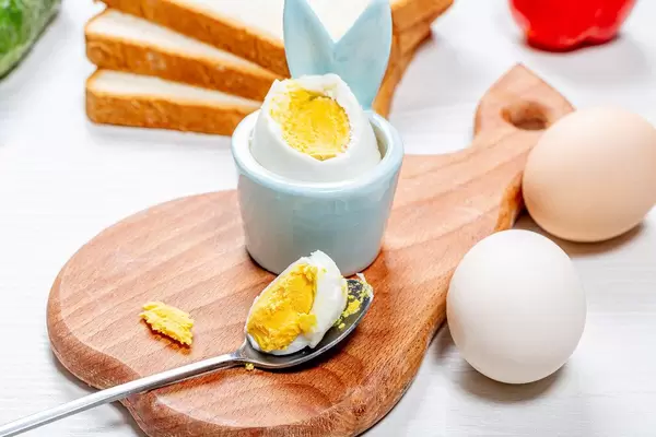 Hühnereier am Frühstückstisch