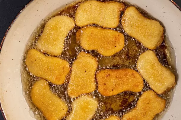 Hühnernuggets in heißem Öl braten
