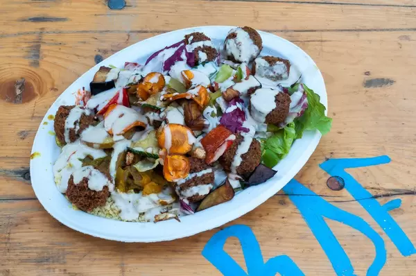 Hummus-Teller mit Falafel und Magali (friettiertem Gemüse)