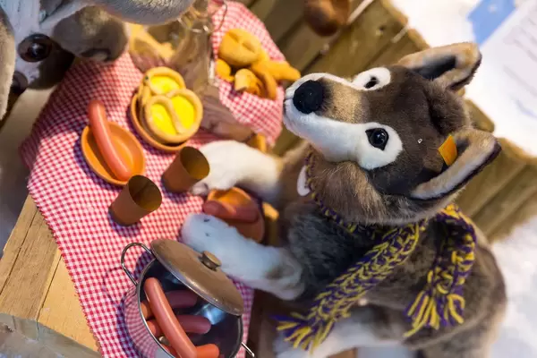 Hund-Plüschtier beim Picknick mit Hotdogs