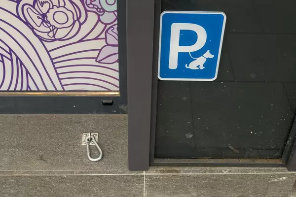 Hundeparkplatz vor einem Geschäft
