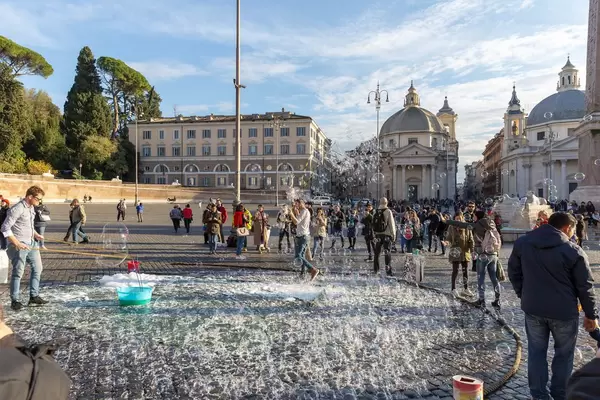Hunderte kleine Seifenblasen begeistern die Zuschauer auf dem Piazza del Popolo in Rom