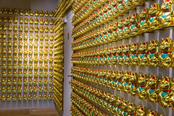 Hunderte von Japanischen winkenden Glückskatzen, den so genannten "Maneki-neko" im Kölner coa Wok & Bowl Restaurant