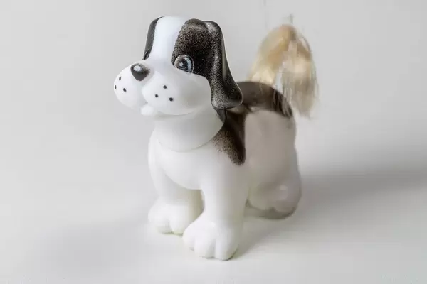 Hundfigur. Spielzeug vor weißem Hintergrund