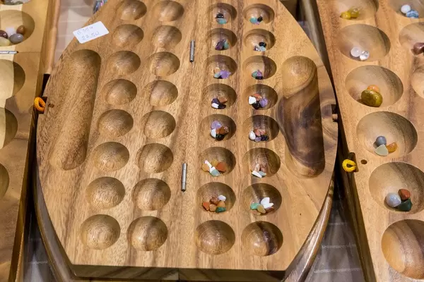 Hus - Bao - Kalaha - Mancala - Steinchenspiel - Edelsteinspiel aus Samena-Holz