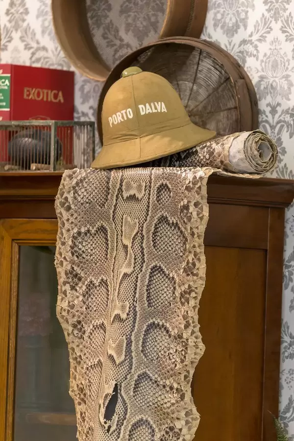 Hut mit Porto Dalva Aufschrift und Schlangenleder