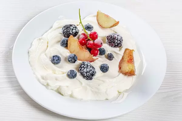 Hüttenkäse-Nachspeise mit frischen Beeren