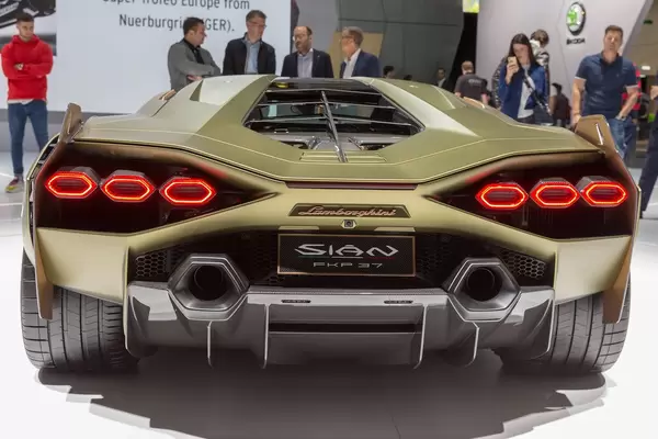Hybridauto von Lamborghini: markante Rücklichter und Heckansicht des Sián FKP 37 auf der IAA