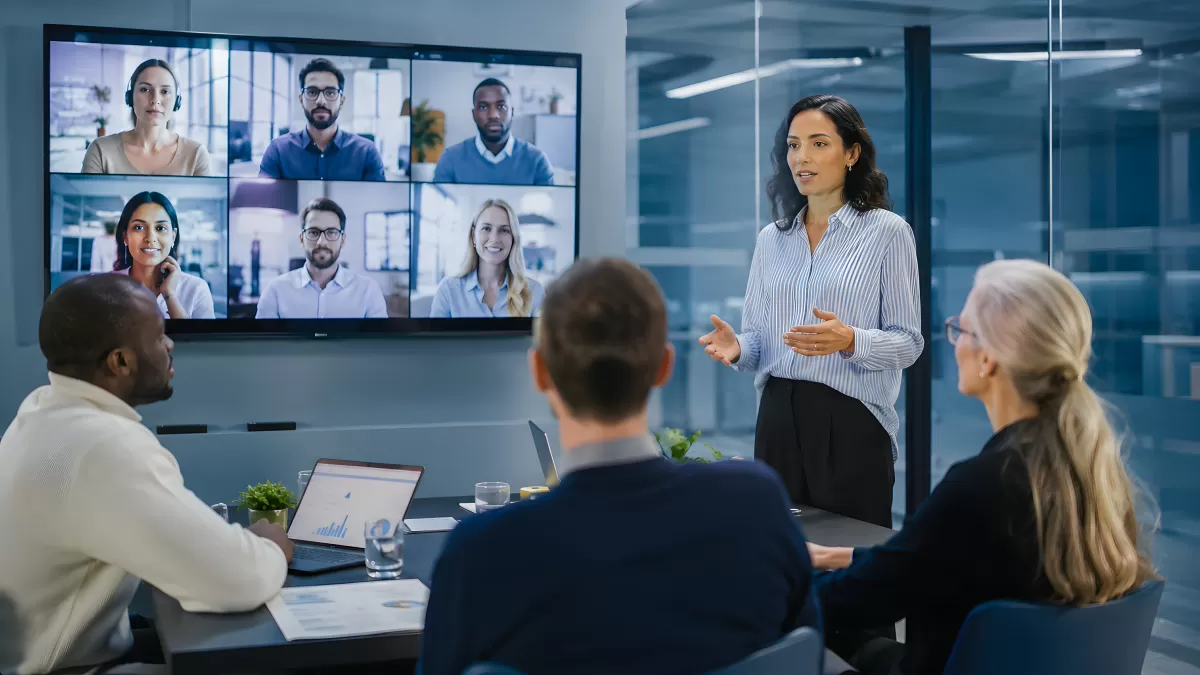 Hybride Teammeetung mit Videokonferenz im Büro