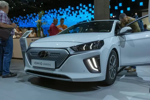 Hyundai Weltpremiere auf der IAA: IONIQ Elektro mit SmartSense-Technologie, Notbremsassistent, Frontkollisionswarner & Fußgängererkennung