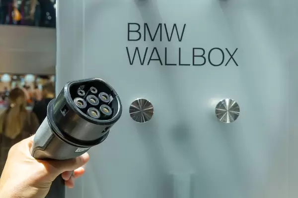 i3 Typ-2 Stecker vor der BMW Wallbox Ladestation für Elektroauto und Hybridwagen