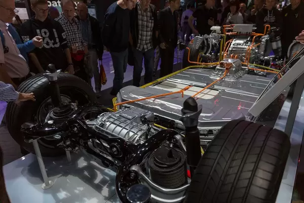 IAA-Ausstellung des Grundgerüst des Audi Elektroautos der e-tron Serie mit Antriebsstrang