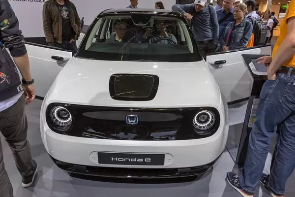 IAA-Besucher tummeln sich um Hondas Elektroauto Honda-e mit Ladeklappe in der Fronthaube