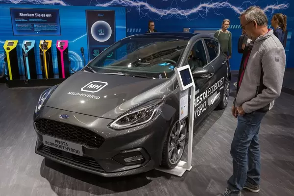 IAA-Messebesucher stehen neben dem Ford Fiesta Ecoboost Hybrid mit Mildhybrid-System