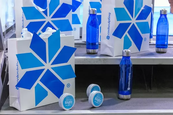 Ice, Ice, Baby Set von CoolSculpting behandelt Fettzellen durch gezielte Kühlungen, ausgestellt auf der Fibo in Köln