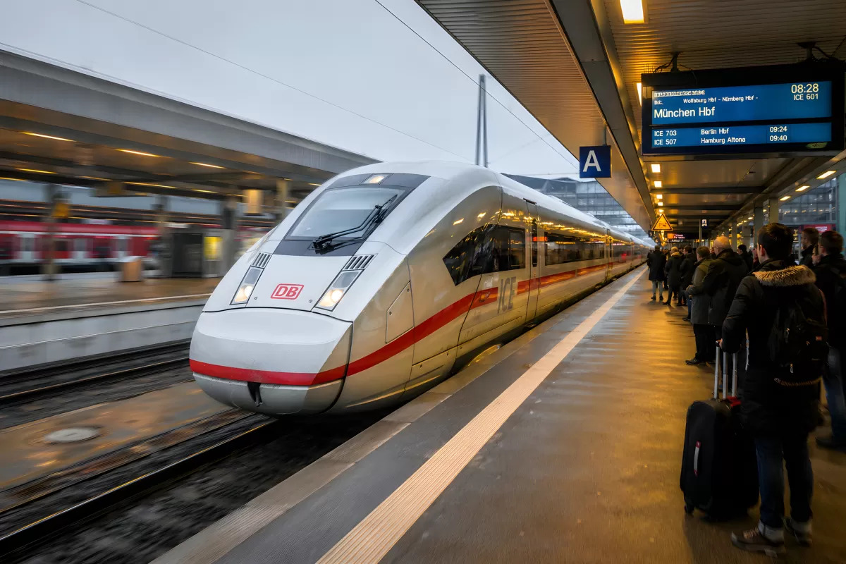 ICE-Zug fährt in deutschen Bahnhof ein