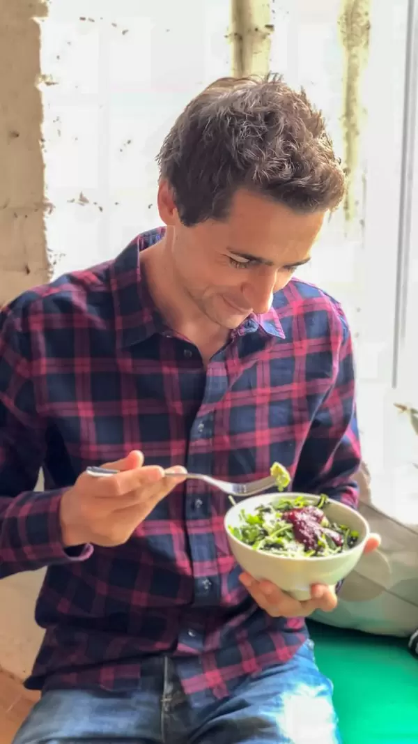 Ich beim Verspeisen eines leckeren Salats in Sankt Petersburg