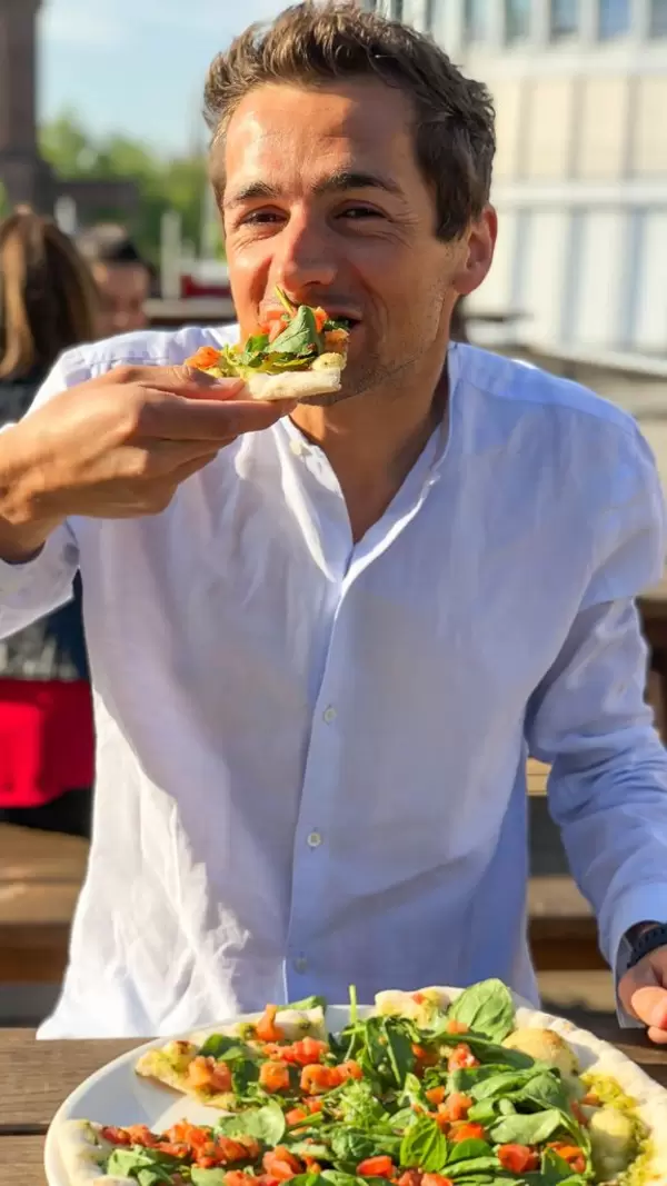 Ich esse eine leckere Pizza Vegitalia