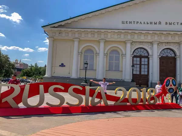 Ich hinter dem Banner Russia 2018