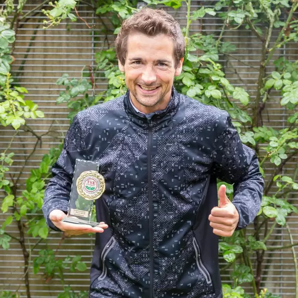 Ich mit dem Award für den 1. Platz beim Halbmarathon "Rund um den Otto-Maigler-See" in der Hand