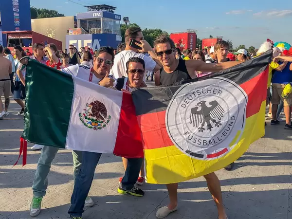 Ich mit mexikanischen Fußball-Fans - Flaggen Mexikos und Deutschlands Seite an Seite