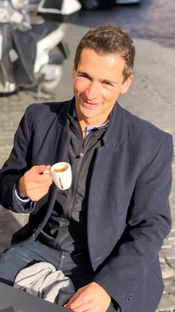 Ich trinke einen Espresso in einem Kaffee in Rom