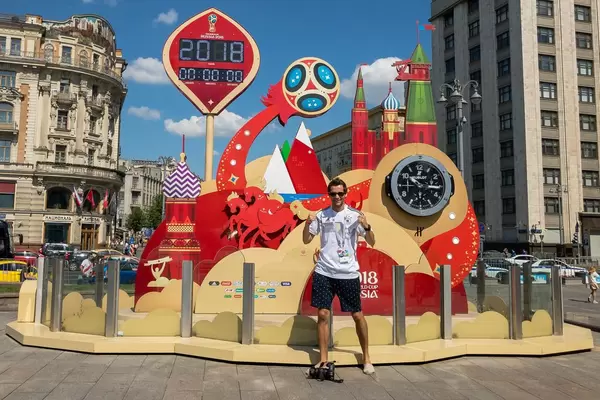 Ich vor der offiziellen Uhr der Fußball-Weltmeisterschaft 2018 in Moskau
