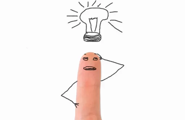 Ideensuche: angemalter Finger mit Gesicht, kratzt sich fragend am Kopf