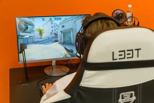 IFA Besucher zockt CS:GO im L33T Gaming chair