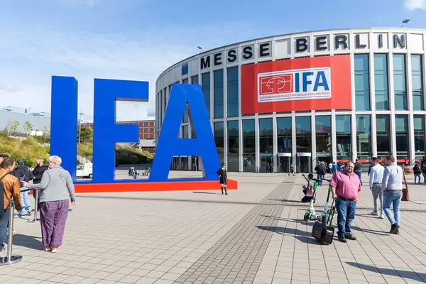 IFA Logo als großer, blauer Schriftzug, aufgebaut vor der Messehalle für die internationale Funkausstellung in Berlin