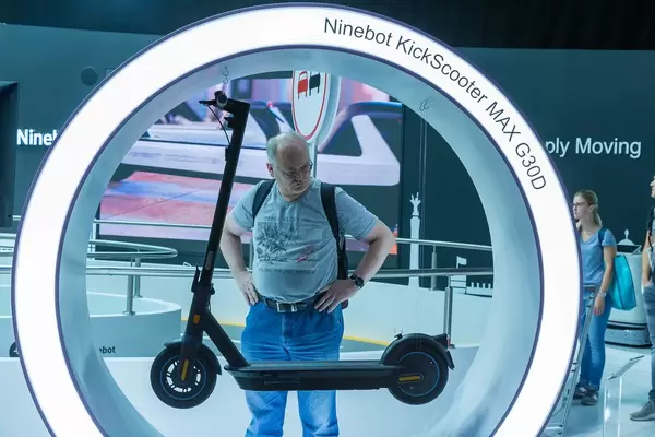 IFA-Messebesucher begutachtet den E-Scooter mit Straßenzulassung "Ninebot KickScooter Max G30D"