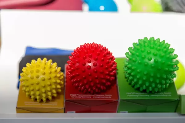 Igelbälle in verschiedenen Farben - FIBO Köln 2018