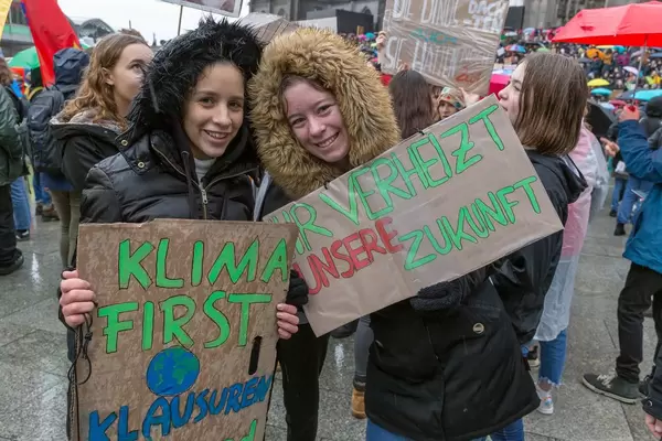 'Ihr verheizt unsere Zukunft' - Zwei Mädchen mit Schilden für Klimaschutz