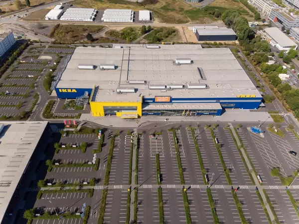 Ikea-Filiale und Parkplatz in Köln-Butzweilerhof