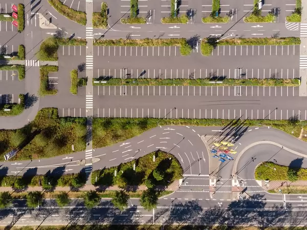 IKEA Parkplatz und Zufahrt aus der Vogelperspektive