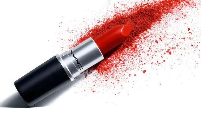 Ikonischer roter Lippenstift auf weißem Hintergrund