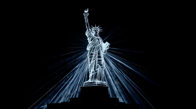 Illuminierte Freiheitsstatue in dunkler Kulisse