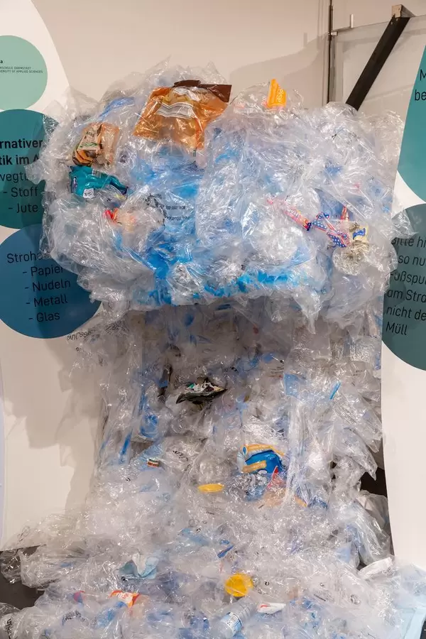 Illustrating the 611 kg of plastic waste caused by every German per year