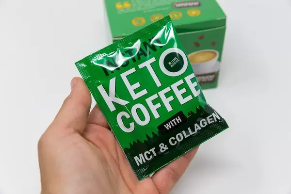 ILoveKetoLife: instant Keto coffee with MCT & collagen in a green bag in the hand