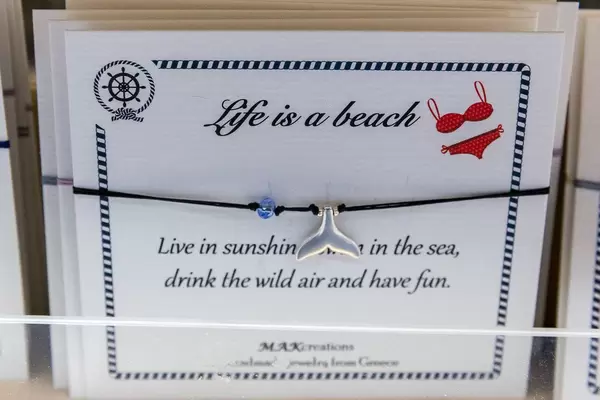 Im Griechenland hergestellter, handgemachter Schmuck auf Kärtchen mit inspirierenden Zitaten