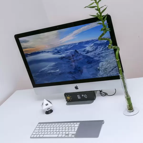 iMac setup with LaMetric Smart-Clock and Timeular Trackingcube