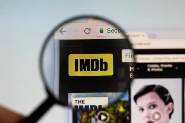 IMDb-Logo am PC-Monitor, durch eine Lupe fotografiert