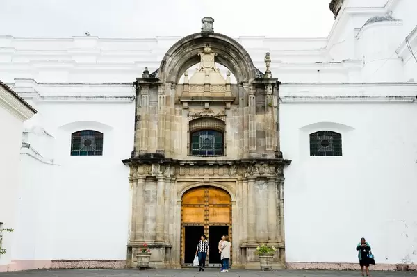 Imposanter, aus Stein gebauter Eingang mit massivem Tor zu einer weißen Kathedrale